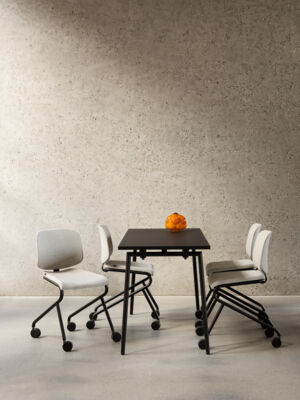 Lammhults_AddMove_chair_lightgrey_black_Quicly_table_black_e01.jpg