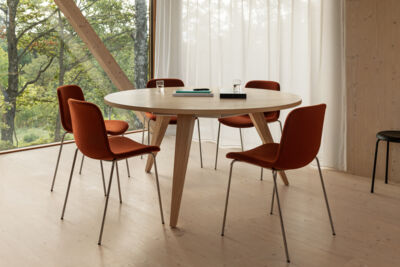 Lammhults_Gradechair_upholstered_rust_chrome_Ponto_table_ash_e02.jpg
