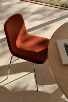 Lammhults_Gradechair_upholstered_rust_chrome_Ponto_table_ash_e04.jpg