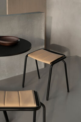 Lammhults_A22_stools_H46_black_pad_naturalleather_e01.jpg