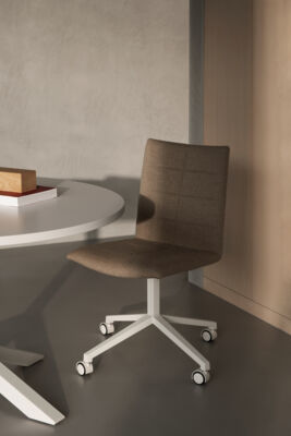 Lammhults_ArchalM_chair_beige_whitegrey_Funk_table_whitegrey_e02.jpg