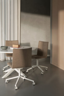 Lammhults_ArchalM_chairs_beige_whitegrey_Funk_table_whitegrey_e01.jpg