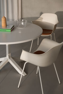 Lammhults_GradePlus_armchairs_whitegrey_seat_cognacleather_whitegrey_Funk_table_whitegrey_e01.jpg