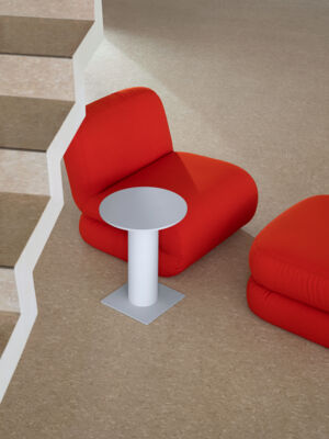 Lammhults_Bau_modularseating_red_Ciao_table_lightblue_e01.jpg