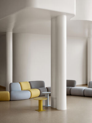 Lammhults_Bau_modularseating_lightblue_grey_yellow_Ciao_table_yellow_lightblue_e01.jpg