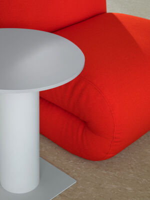 Lammhults_Bau_modularseating_red_Ciao_table_lightblue_d01.jpg