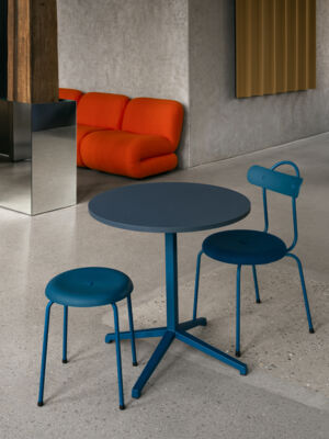 Lammhults_TaburettPlus_chair_blue_ArchalX_table_blue_Bau_modularseating_redorange_e01.jpg