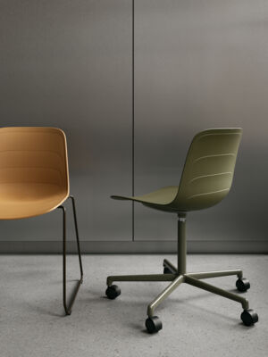 Lammhults_Grade_chairs_sledbase_camel_5feetcasters_green_p01.jpg