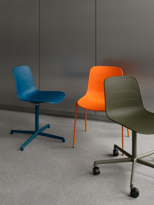 Lammhults_Grade_chairs_4feet_blue_4legs_orange_5feetcasters_green_p01.jpg