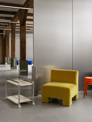 Lammhults_Geofanti_easychair_yellow_Tension_trolley_chrome_lightbeige_Taburett_stack_orange_e02.jpg