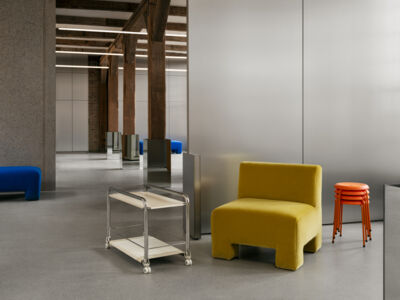 Lammhults_Geofanti_easychair_yellow_Tension_trolley_chrome_lightbeige_Taburett_stack_orange_e01.jpg