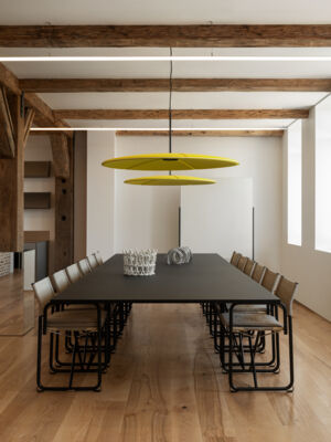 Lammhults_Attach_table_black_X752_armchairs_natural_black_e01.jpg