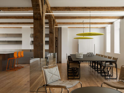 Lammhults_Attach_table_black_X752_armchairs_natural_black_Corso_easychair_natural_chrome_AddMove_barstools_orange_e.jpg