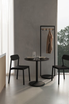 Lammhults_Penne_chairs_black_CampusCafe_table_black_Add_clothesrack_black_e01.jpg