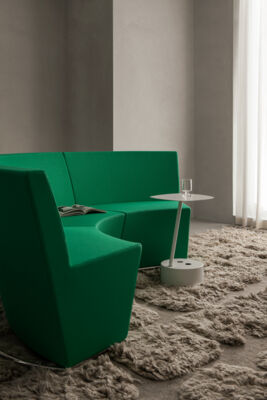 Lammhults_AreaRadius_modularseating_green_AddCableTable_white_e01.jpg