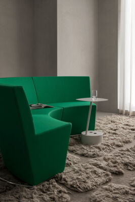 Lammhults_AreaRadius_modularsofa_green_AddCableTable_white_e01.jpg