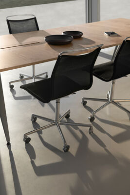 Lammhults_AtlasAir_chairs_blackmesh_5-feet_casters_polished_Attach_table_oak_zinc_e04.jpg