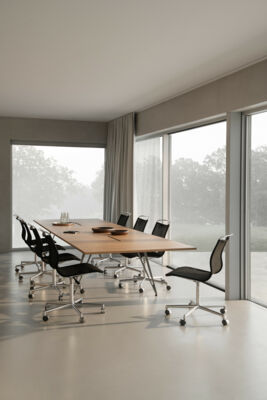 Lammhults_AtlasAir_chairs_blackmesh_5-feet_casters_polished_Attach_table_oak_zinc_e01.jpg