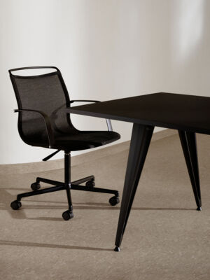 Lammhults_AtlasAir_armchair_blackmesh_5-feet_casters_black_Attach_table_black_linoleum_black_e01.jpg