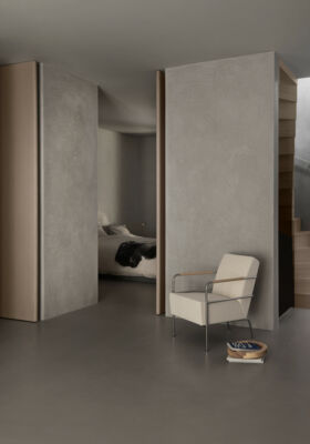 Lammhults_Cinema_easychair_offwhite_naturalleatherarms_chrome_e01.jpg