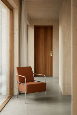 Lammhults_Cinemaeasychair_cognacleather_chrome_e01.jpg