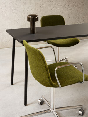 Lammhults_Grade_armchair_4-feet_casters_green_chrome_Quicly_table_black_d01.jpg