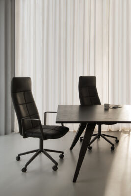 Lammhults_ArchalXL_armchair_blackleather_black_Ponto_table_black_oak_e01.jpg