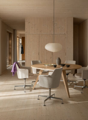 Lammhults_Carousel_armchair_beige_Ponto_table_ash_e02.jpg.jpg