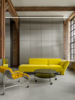 Lammhults_Geofanti_modularseating_yellow_Sunny_easychair_yellow_chrome_ChicagoIII_trolley_black_e02.jpg