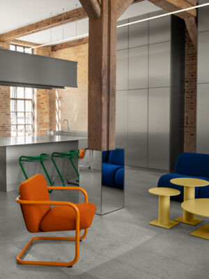 Lammhults_S70-4_easychair_oragne_S70-3_barstool_green_Ciao_table_yellow_Bau_modularseating_blue_e03.jpg