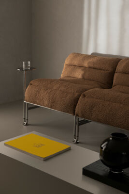 Lammhults_Sunny_modularseating_camel_sidetable_chrome_e01 -2-.jpg