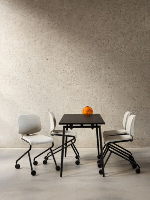 Lammhults_AddMove_chair_lightgrey_black_Quicly_table_black_e01_1.jpg
