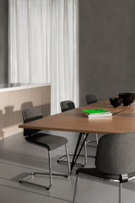 Lammhults_Add_chair_antrachite_chrome_Attach_table_oak_black_e01.jpg
