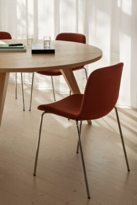Lammhults_Gradechair_upholstered_rust_chrome_Ponto_table_ash_e03.jpg