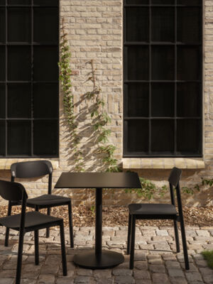 Lammhults_Penne_chair_black_CampusCafe_table_black_e01_utgaende.jpg